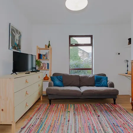 Charming 2bd House In Apartment