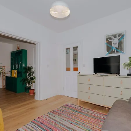 Charming 2bd House In Apartament